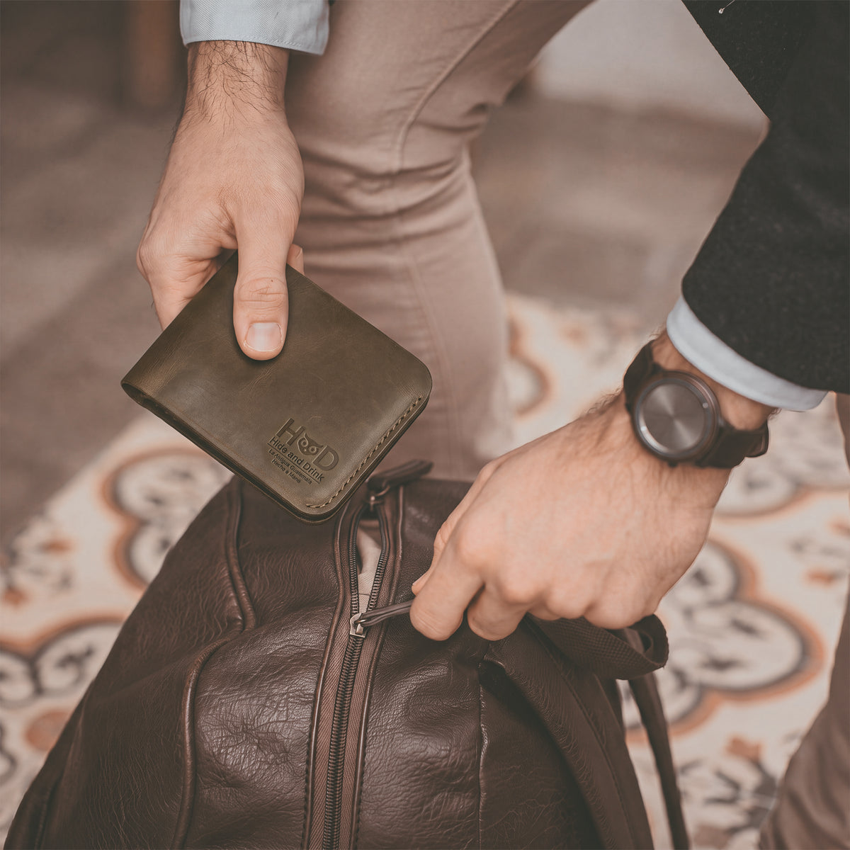 Open view of the Hide & Drink Minimal Wallet, revealing its card slots and cash compartment, crafted from Full Grain Leather. This Classic Slimfold Wallet serves as a stylish Card Organizer Holder and Travel Accessory, embodying the Small Batch Production ethos by artisans in La Antigua Guatemala & Oaxaca Mexico.