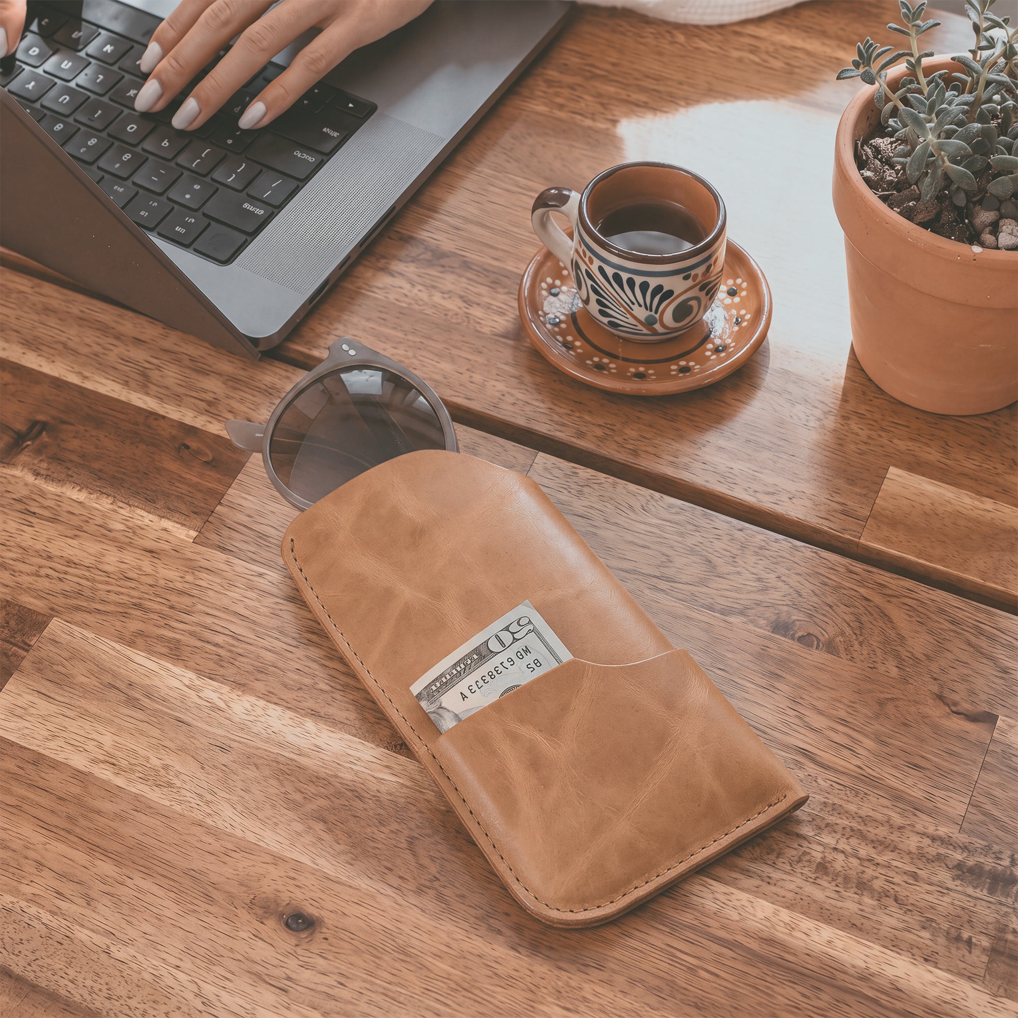 Introducing the Hide & Drink Sunglass Case & Wallet in a unique dark brown leather. This Rustic Sunglasses Case & Wallet combines grace and practicality, crafted from Full Grain Leather for a reliable eyeglasses sleeve for travel, artisan-made in La Antigua Guatemala & Oaxaca Mexico.