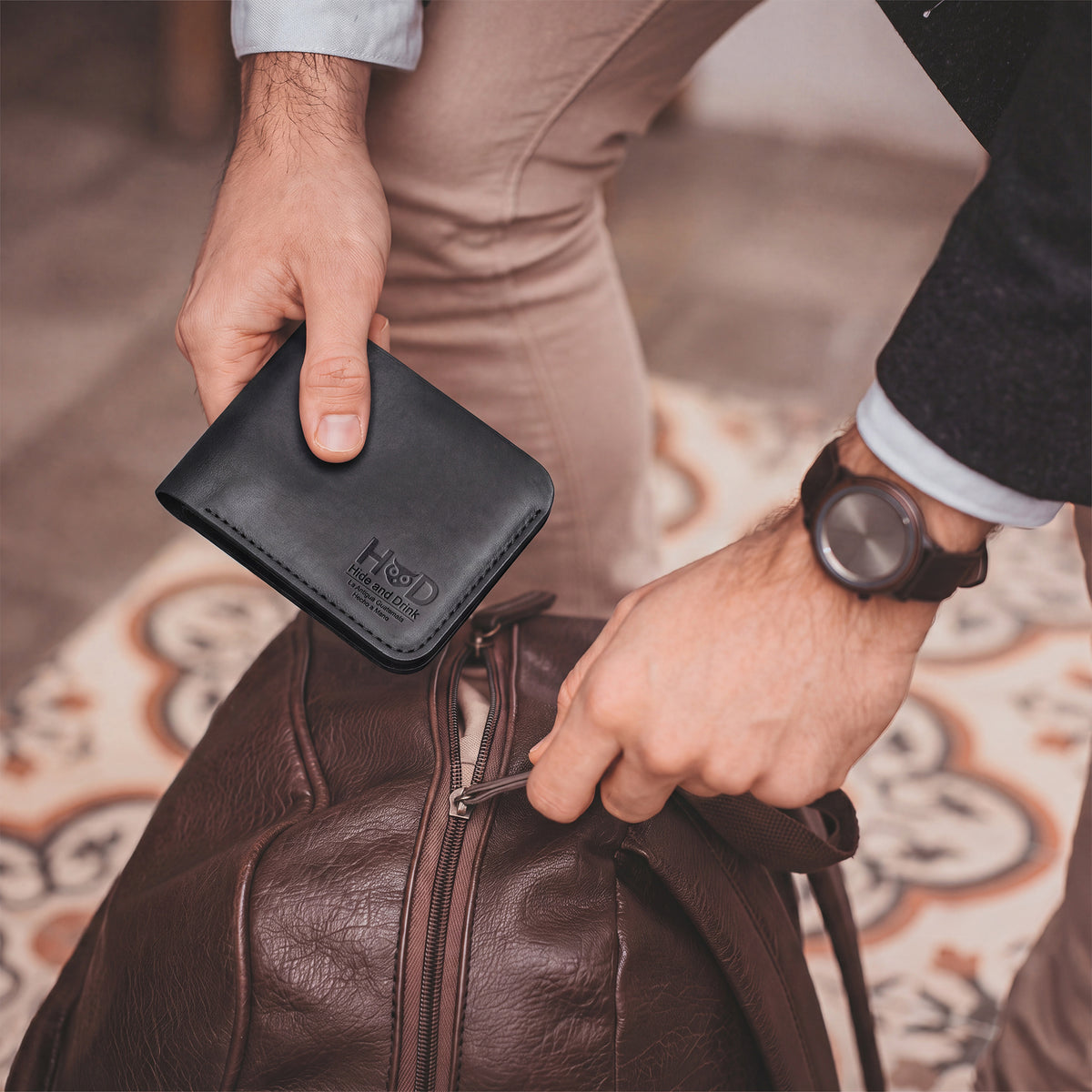 Open view of the Hide & Drink Minimal Wallet showcasing its interior design for cards and cash. This Full Grain Leather Classic Slimfold Wallet acts as a practical Card Organizer Holder and an elegant Travel Accessory, made through Small Batch Production by artisans in La Antigua Guatemala & Oaxaca Mexico.