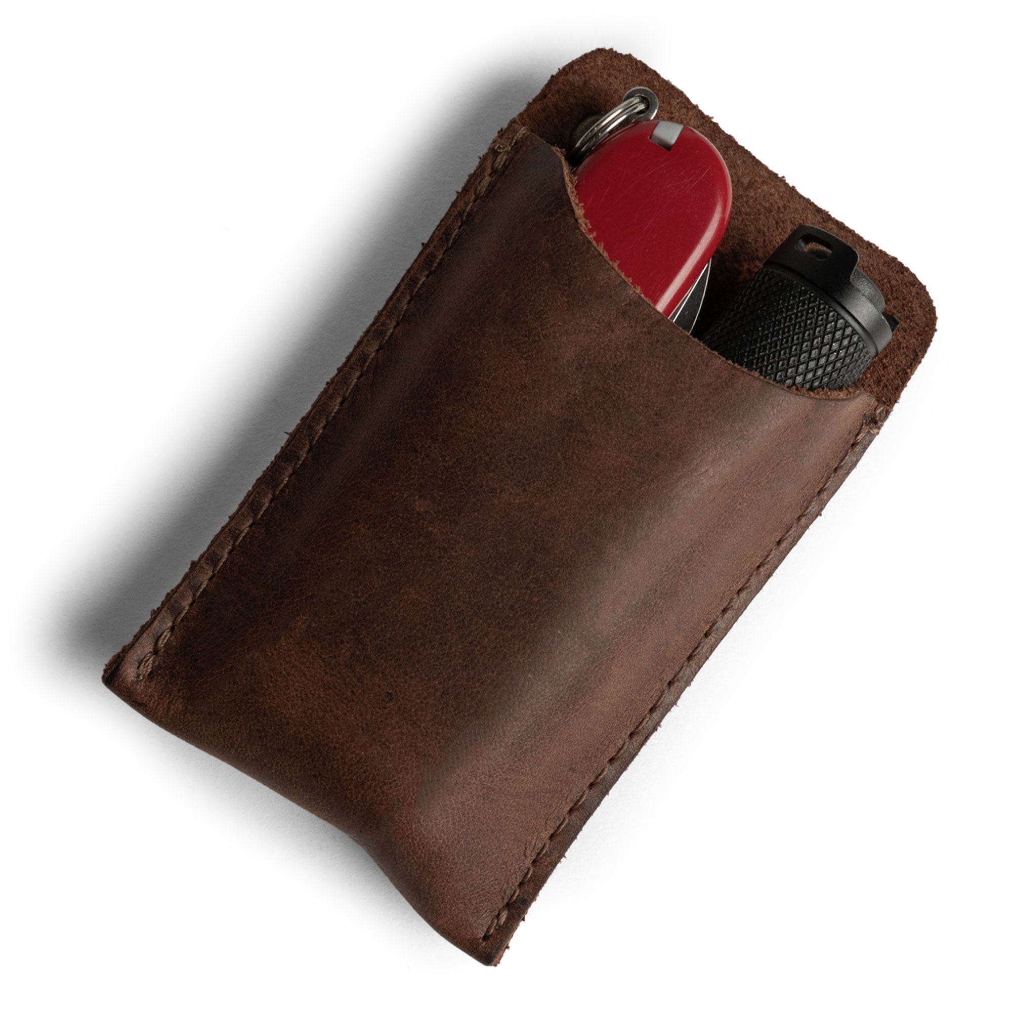 Hide & Drink's Multitool Pocket Sleeve EDC, designed for everyday use, featuring a soft leather casing for multitools and small gadgets. This small tool organizer is handcrafted with pride, reflecting the artisan skills from La Antigua Guatemala, where each piece is hand cut and sewn.