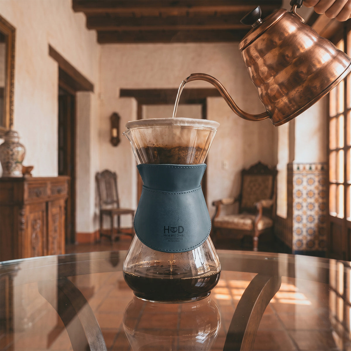 Hide & Drink Chemex Collar in navy leather displayed flat, highlighting its sleek design and quality craftsmanship. Perfectly compatible with Chemex 6-Cup Glass for pour over coffee, artisan-crafted in La Antigua Guatemala & Oaxaca Mexico.