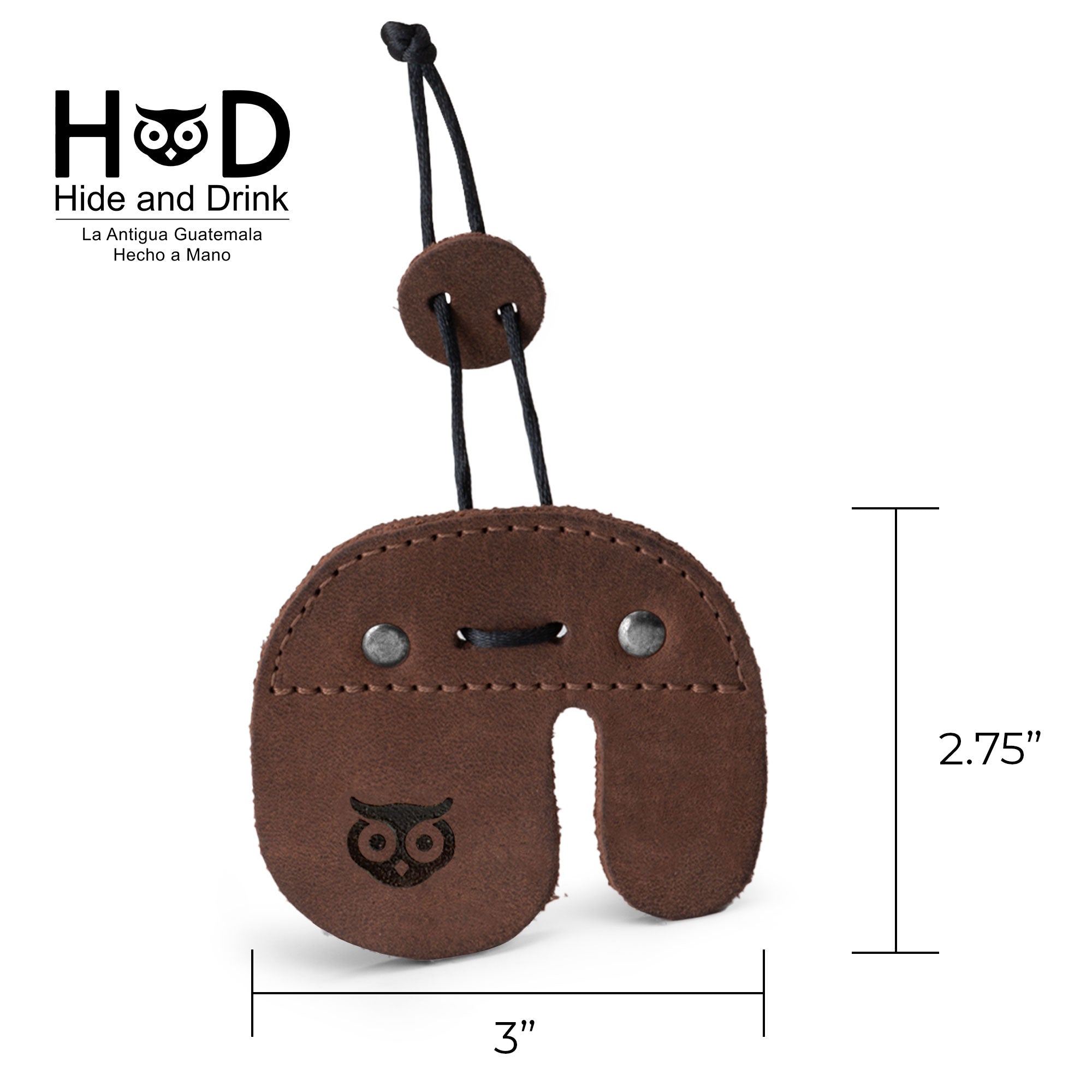 The dimensions of the Hide & Drink Left Handed Archery Finger Protector are highlighted, measuring 2.75 inches in height and 3 inches in length. This Archery Finger Tab serves as a Protect Guard for Recurve Bows, made from premium Full Grain Leather. A perfect addition to your shooting practice gear, this finger protector is artisan-crafted in La Antigua Guatemala & Oaxaca Mexico, ensuring top-notch quality.