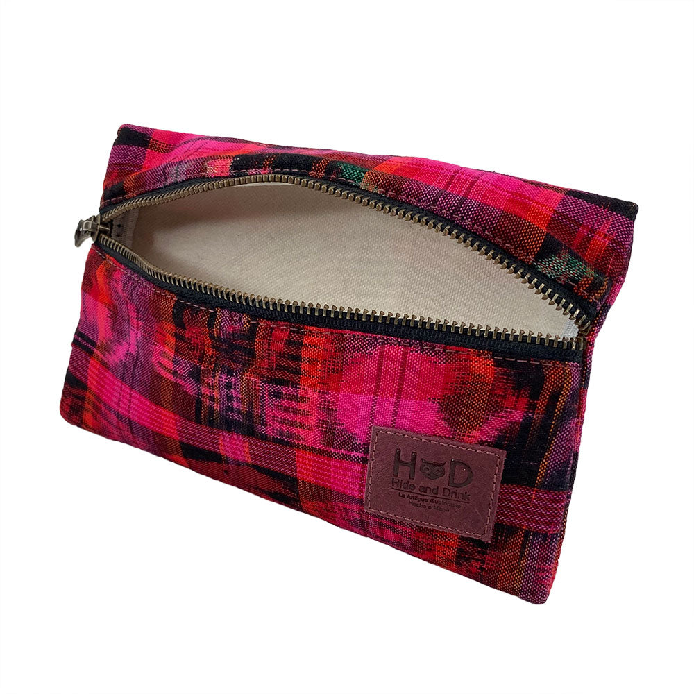 Hide & Drink Utility Cord Pouch focusing on its stylish finish and effective organization capabilities. Perfect as an all-purpose utility & charger case for MacBook, iPad & Laptop, it doubles as a cable organizer, showcasing artisan craftsmanship from La Antigua Guatemala & Oaxaca Mexico.