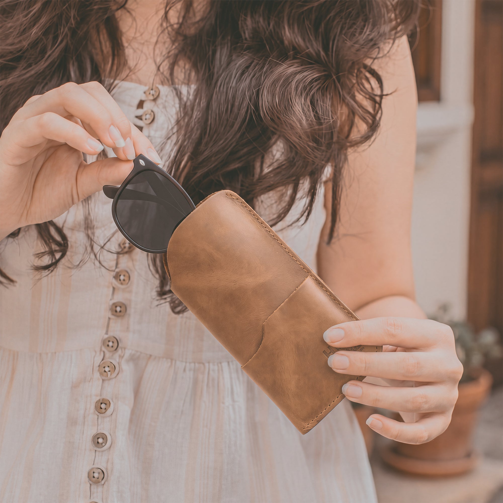 Introducing the Hide & Drink Sunglass Case & Wallet in a unique dark brown leather. This Rustic Sunglasses Case & Wallet combines grace and practicality, crafted from Full Grain Leather for a reliable eyeglasses sleeve for travel, artisan-made in La Antigua Guatemala & Oaxaca Mexico.