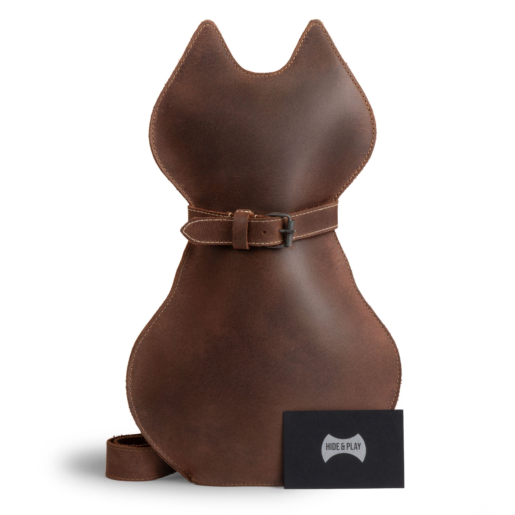 The Kitty Shape Backpack by Hide & Play, with a tag showcasing handcrafted quality. Made from full grain leather, this pet lover accessory is perfect for various occasions, highlighting unique artisanal techniques from La Antigua Guatemala.