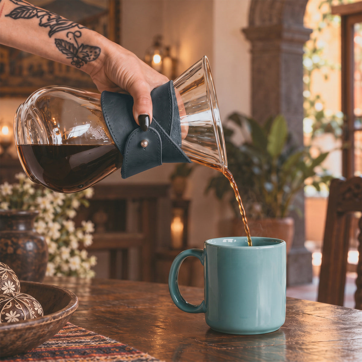 Hide & Drink Chemex Collar close-up in navy leather, featuring artisan craftsmanship and fine detailing. Ideal for pour over coffee, compatible with Chemex 6-Cup Glass, handcrafted in La Antigua Guatemala & Oaxaca Mexico.