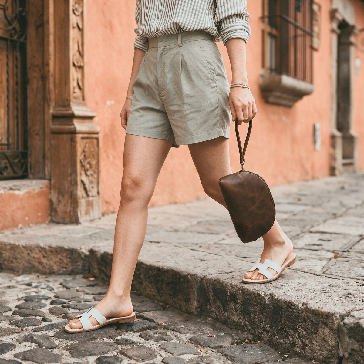 The Accessory Pouch Organizer Hand Bag from Hide & Drink showcases a sleek design in full grain leather. Ideal as a Cosmetic Travel Organizer with Hand Strap for Women, it serves perfectly as a Makeup Bag or Classic Handbag. Each piece is hand cut and sewn, reflecting small batch production craftsmanship in La Antigua Guatemala & Oaxaca Mexico.