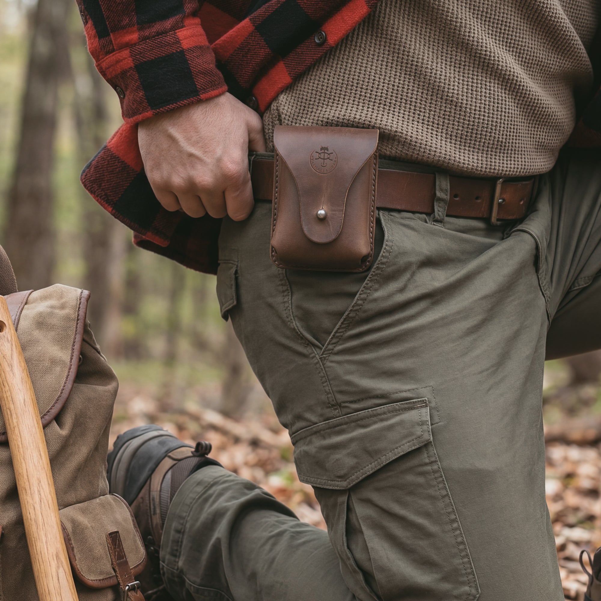 Valhalla Gear's The Herne, Bushcraft Belt Pouch worn on a person’s hip in an outdoor setting. This practical Bushcraft Bag and Tactical Waist Pocket highlights the utility for tools and everyday carry, featuring Full Grain Leather and showcasing StockyardX's commitment to Artisan craftsmanship from La Antigua Guatemala.