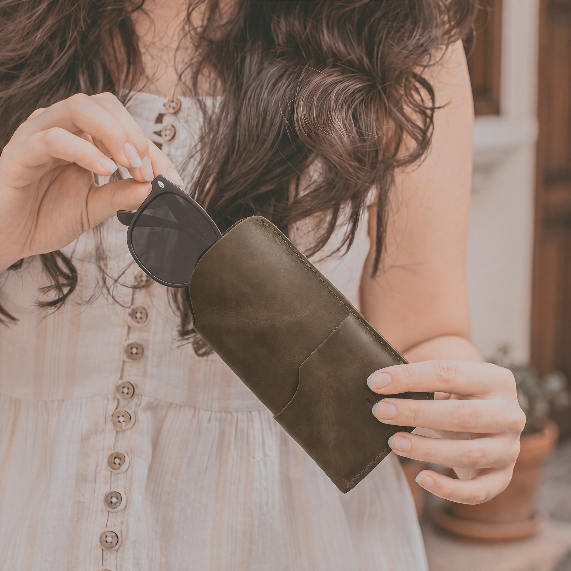 Crafted elegance of the Hide & Drink Sunglass Case & Wallet in olive green. This Rustic Sunglasses Case & Wallet is ideal for those seeking a Full Grain Leather eyeglasses sleeve for travel, handmade in La Antigua Guatemala & Oaxaca Mexico.
