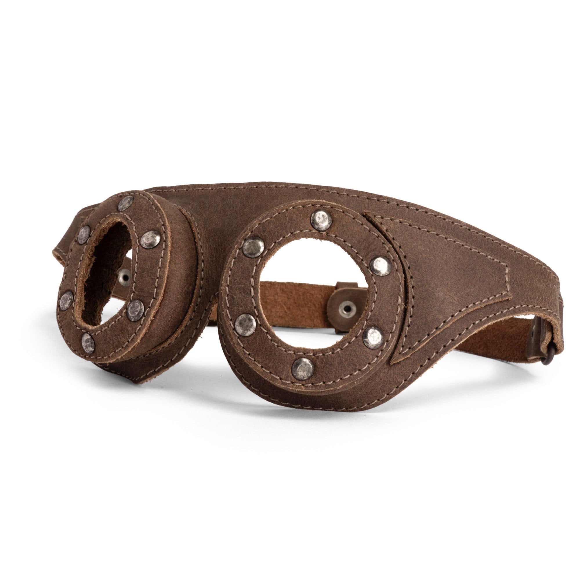 Riveted Steampunk Goggles by Hide & Play showcase a rugged and stylish design made of full grain leather. Perfect for retro cosplay as mad scientist goggles, these handmade accessories feature meticulous small batch production and artisan craftsmanship. Ideal for steampunk enthusiasts.