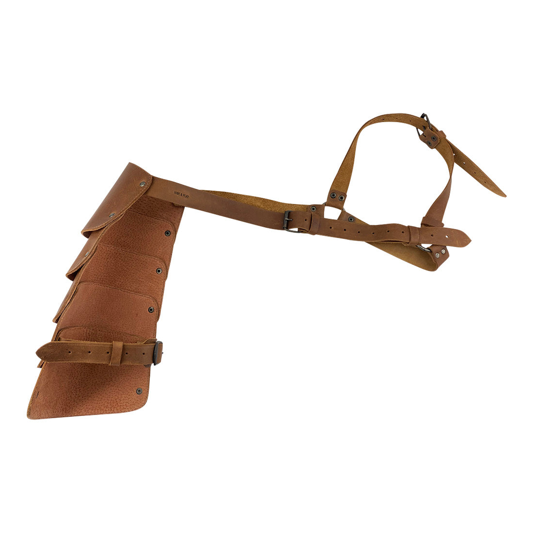 Showcasing the adjustable Single Shoulder Cover from Hide & Play, this flexible costume arm shield is perfect for medieval armour at cosplay events. Made from full grain leather, it combines craftsmanship with comfort, featuring a secure adjustable belt for a perfect fit. Each piece is handmade in La Antigua Guatemala, highlighting artisan qualities.