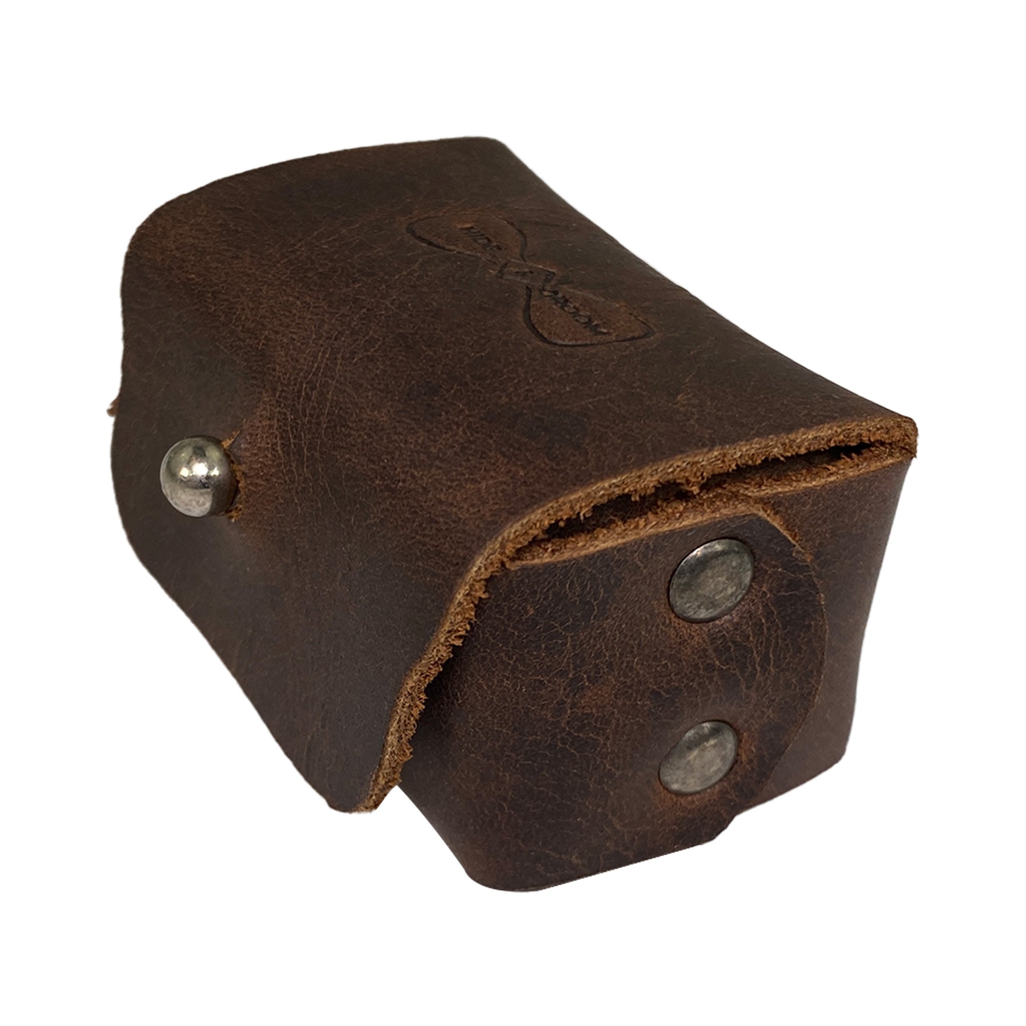 Side angle of a rustic cufflinks case by Hide & Groom, highlighting the unique craftsmanship and the quality of full grain leather. Ideal for men’s accessories, this handmade cufflinks case provides protective storage for your shirt studs. Rustic Cufflinks Case - Protective Storage for Shirt Studs, Men's Accessories, Full Grain Leather, StockyardX, Small Batch Production, Hand Cut, Hand Sewn, Fire Branded, Artisan, Handmade in La Antigua Guatemala & Oaxaca Mexico.