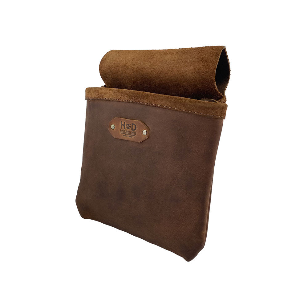 Side view of the Constructor Belt Bag by Hide & Drink, a perfect tool belt for constructors. This handmade bag features a single big pocket made from durable full grain leather, handcrafted in La Antigua Guatemala & Oaxaca Mexico. Ideal for organizing tools.