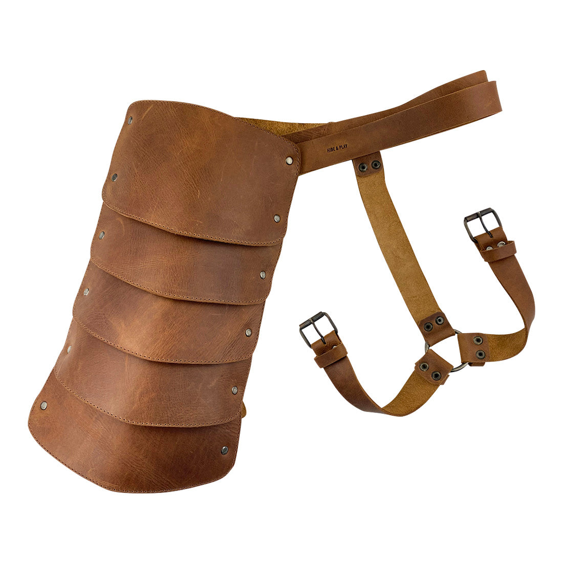 Get ready for your next cosplay with the Hide & Play Single Shoulder Cover, a stylish costume arm shield made from full grain leather. This adjustable accessory features a chest and back belt for optimal fit and comfort, ideal for medieval costumes at Renaissance festivals. Handmade in La Antigua Guatemala reflects its artisan craftsmanship.