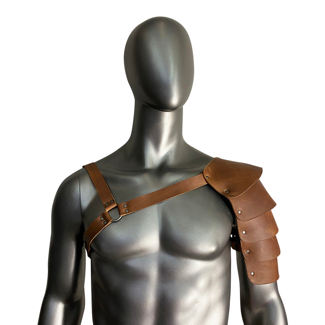 The striking Single Shoulder Cover by Hide & Play enhances any cosplay outfit, combining functionality with style. Made from full grain leather and featuring an adjustable belt for a custom fit, this costume arm shield offers a medieval look perfect for your Renaissance festival appearances. Each piece is handcrafted in La Antigua Guatemala.