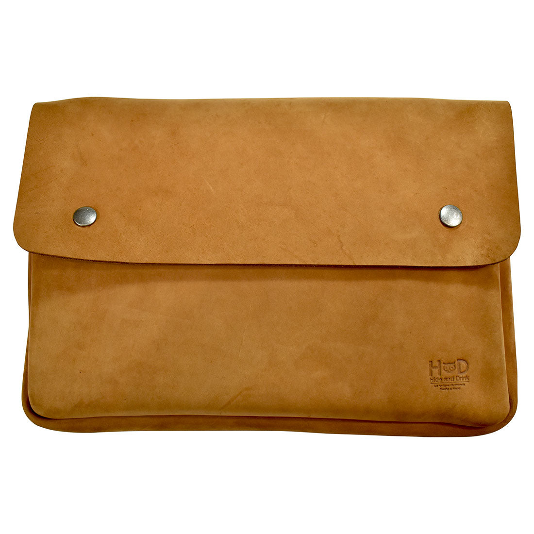 Another perspective of Hide & Drink's Vintage Folder Holder showcasing its rich leather exterior made from Handmade Leather. This Document Holder encompasses a vintage envelope aesthetic, crafted from Full Grain Leather, supporting the principles of Small Batch Production made in La Antigua Guatemala & Oaxaca Mexico.