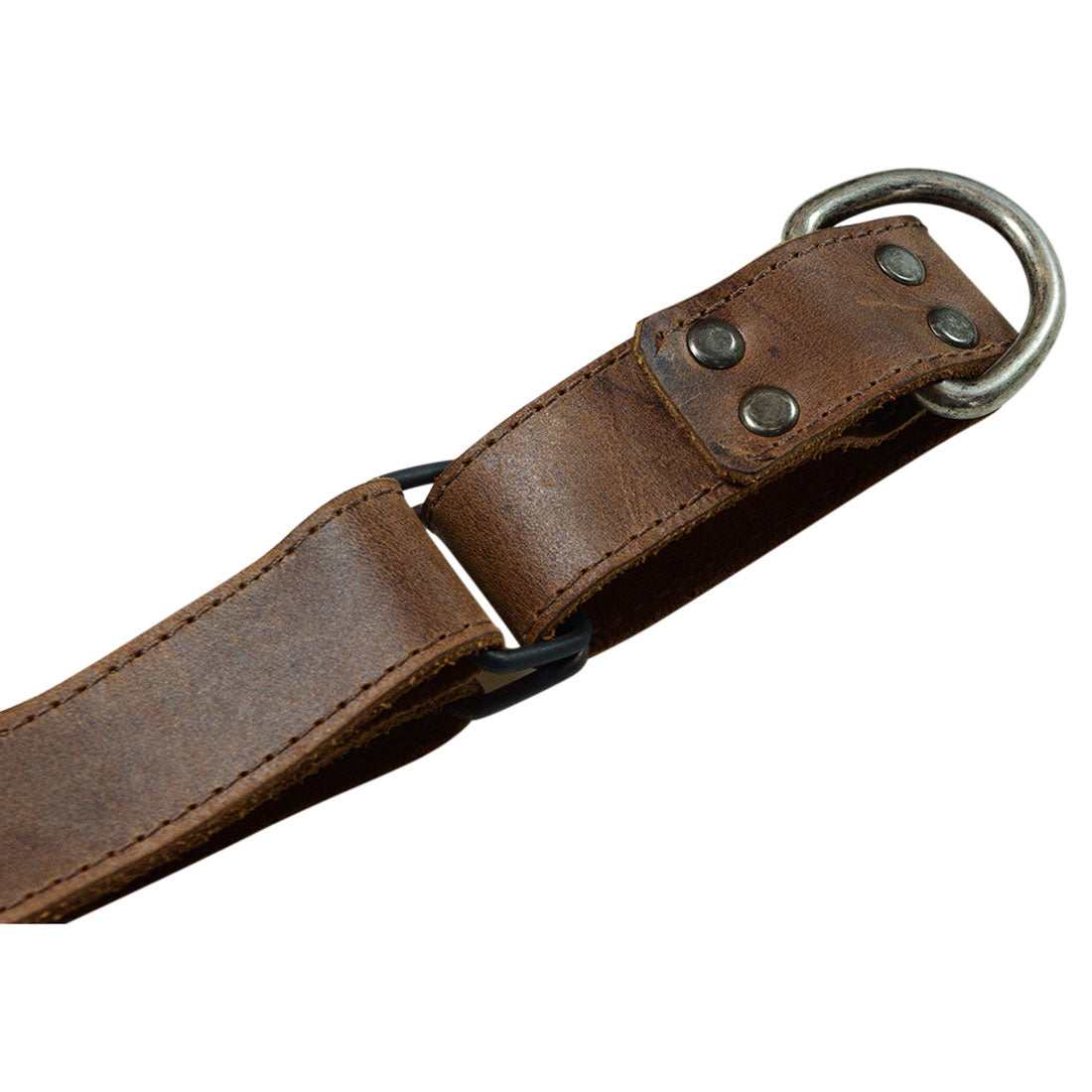 Detailed stitching of the Hide & Drink No Pull Dog Harness, featuring adjustable straps and made from high-quality full grain leather. This No Pull Walking Dog Harness is a great addition to pet training supplies, showcasing artisan handmade craftsmanship from La Antigua Guatemala & Oaxaca Mexico.