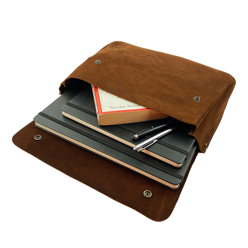 Showcasing Hide & Drink's Vintage Folder Holder featuring a rich leather finish crafted from Handmade Leather. This Document Holder captures vintage envelope aesthetics while offering modern functionality with Full Grain Leather durability. Made in Small Batch Production in La Antigua Guatemala & Oaxaca Mexico, it's an essential office accessory.