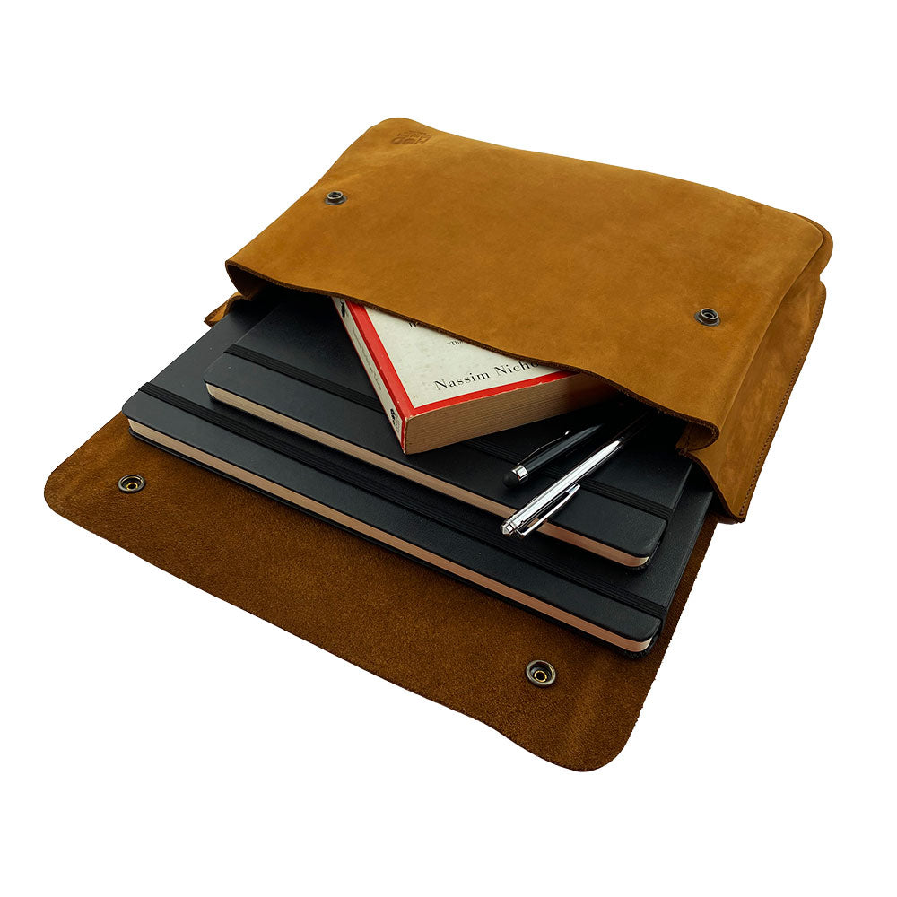 Showcasing Hide & Drink's Vintage Folder Holder highlighting its elegant Handmade Leather design and practical features. This Document Holder combines a vintage envelope style with the durability of Full Grain Leather, celebrating Small Batch Production accomplished in La Antigua Guatemala & Oaxaca Mexico.