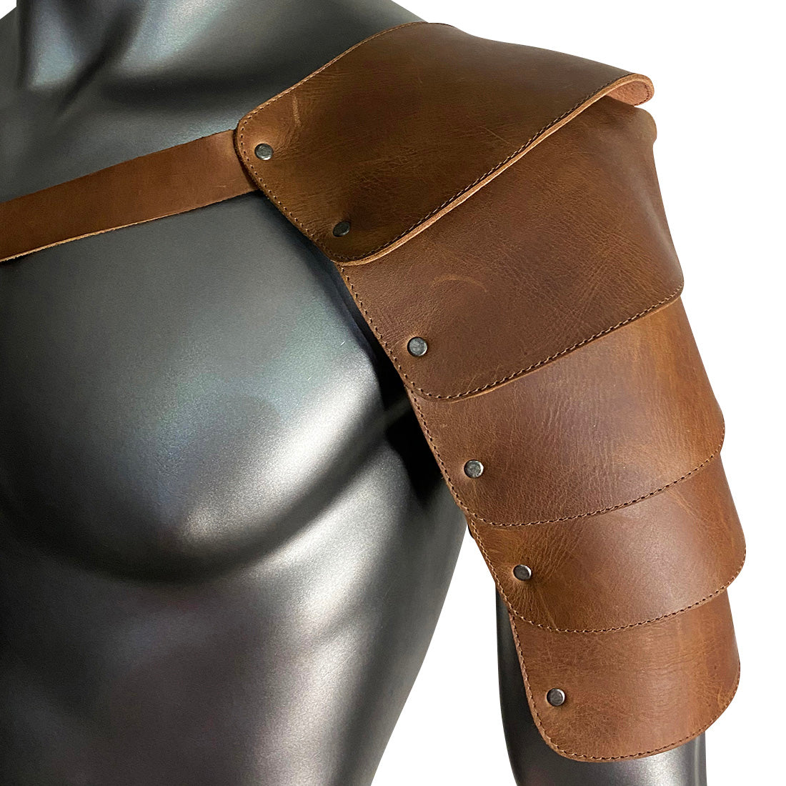 A detailed look at the Hide & Play Single Shoulder Cover, demonstrating its practical design as a costume arm shield for medieval cosplay. Made from full grain leather and featuring an adjustable belt system, this handmade piece is perfect for Renaissance fair attendees. Artisan quality shines through in its La Antigua Guatemala craftsmanship.