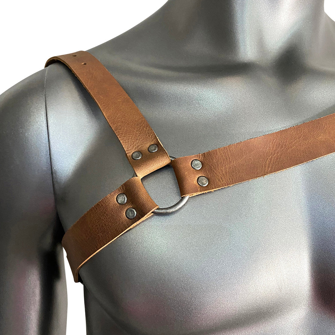 This close-up of the Hide & Play Single Shoulder Cover showcases its craftsmanship and the use of durable full grain leather. Perfect as a costume arm shield for medieval cosplay, it features an adjustable chest and back belt for comfort. Handcrafted in La Antigua Guatemala, it reflects artisan attention to detail.