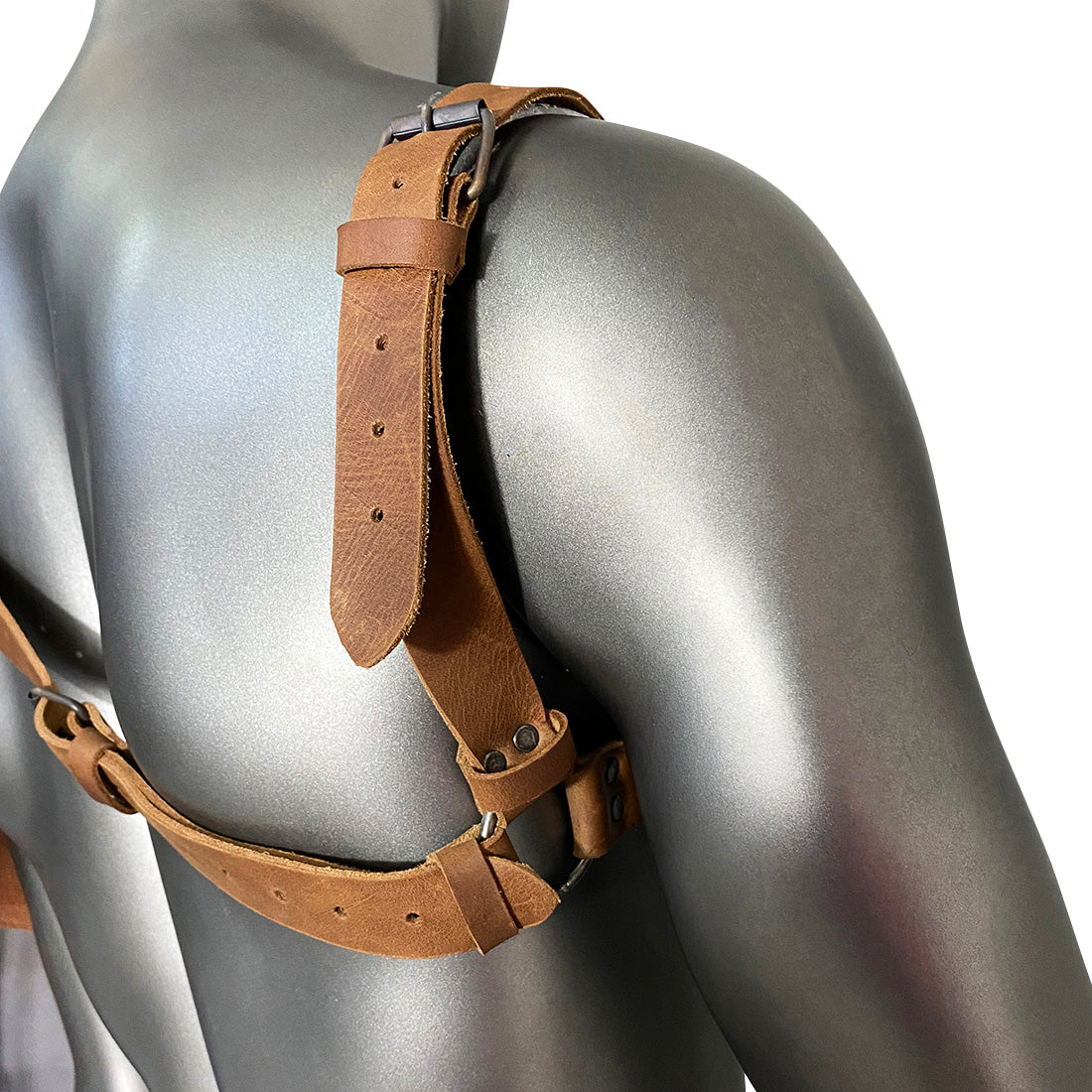 Showcasing the practical features of the Hide & Play Single Shoulder Cover, this artisan-crafted costume arm shield is perfect for cosplay and medieval-themed events. Constructed from full grain leather and equipped with adjustable belts, it’s a perfect fit for Renaissance festival attire. Each piece is handmade in La Antigua Guatemala.