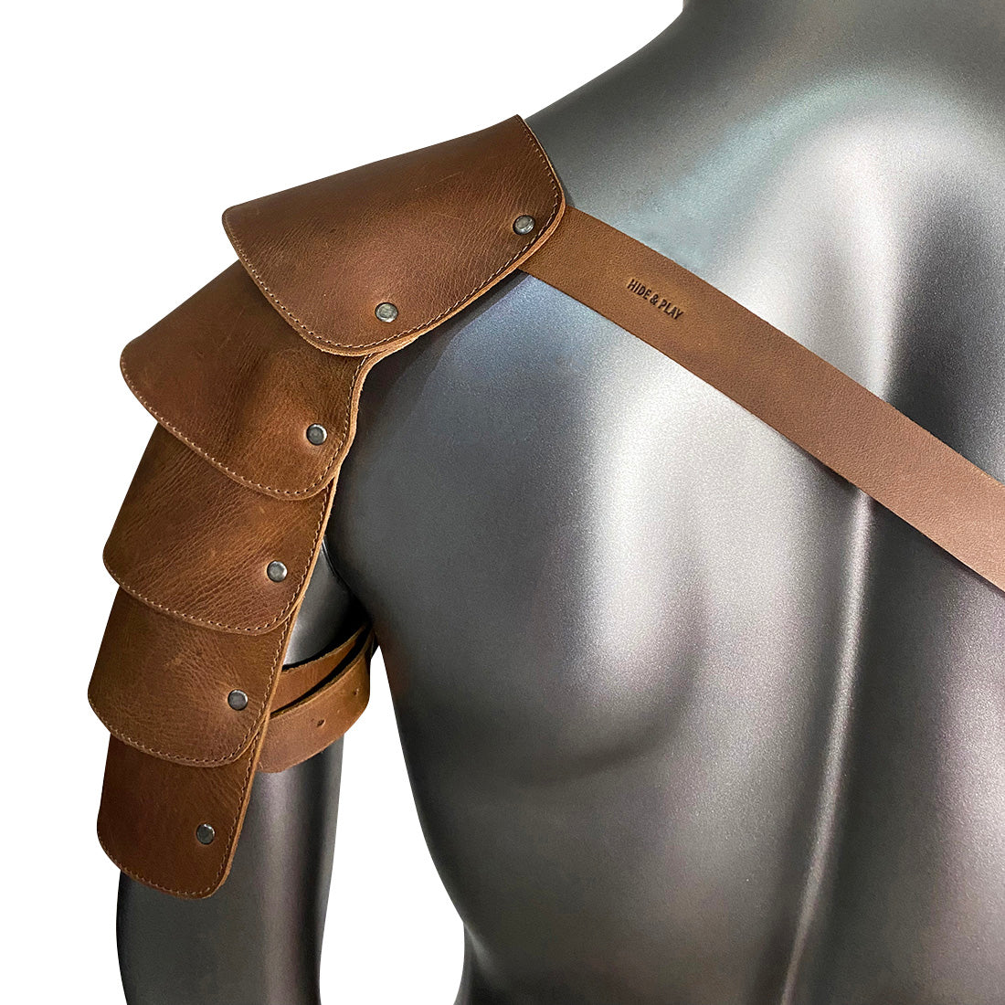 An illustrated guide to sizing for the Hide & Play Single Shoulder Cover, perfect for ensuring a comfortable fit for all. This full grain leather costume arm shield is designed for medieval cosplay events and Renaissance festivals. Handmade in La Antigua Guatemala, each piece showcases artisan craftsmanship.
