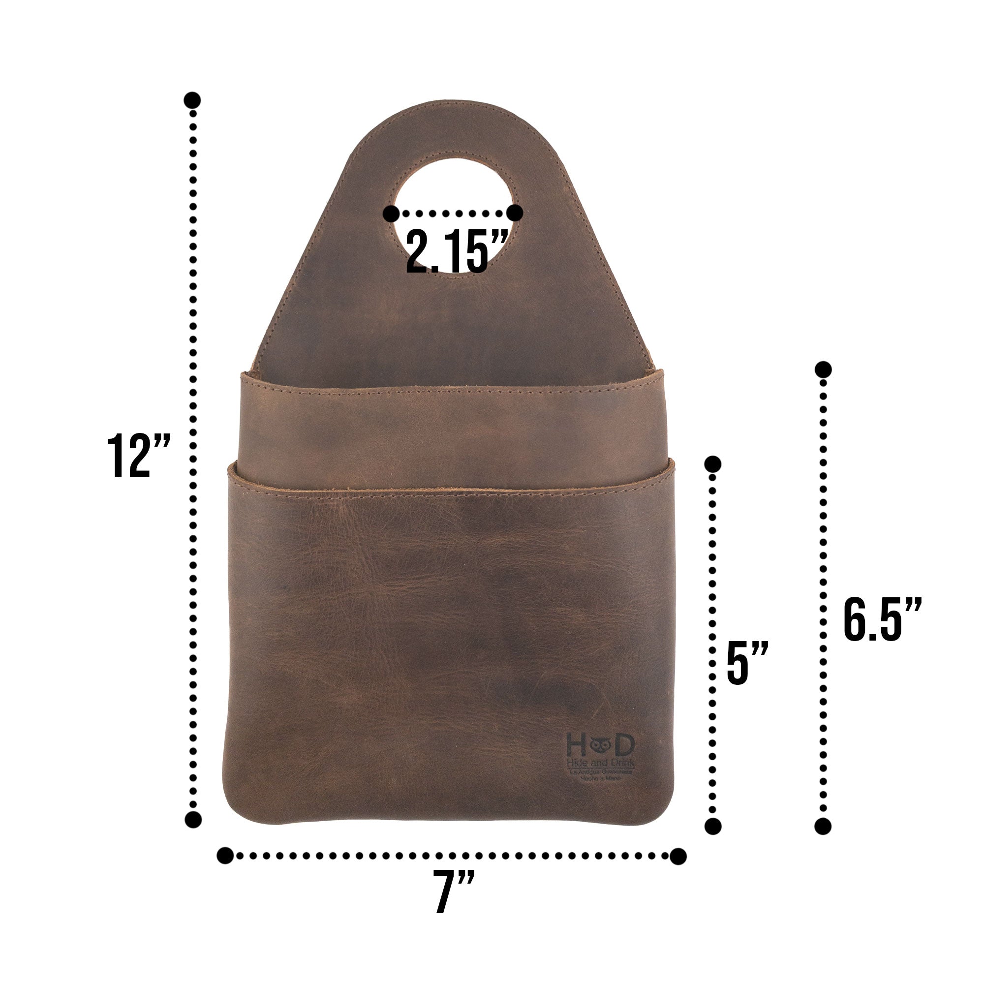 Dimensions of Hide & Drink's Seat Side Organizer for Gear Stick displayed, made from high-quality Full Grain Leather. This organizer is an ideal holder for charges, cables, and essentials that doubles as an outdoor protector for knives. Artisan craftsmanship shines through its small batch production, featuring hand cut and hand sewn details, made in La Antigua Guatemala & Oaxaca Mexico.