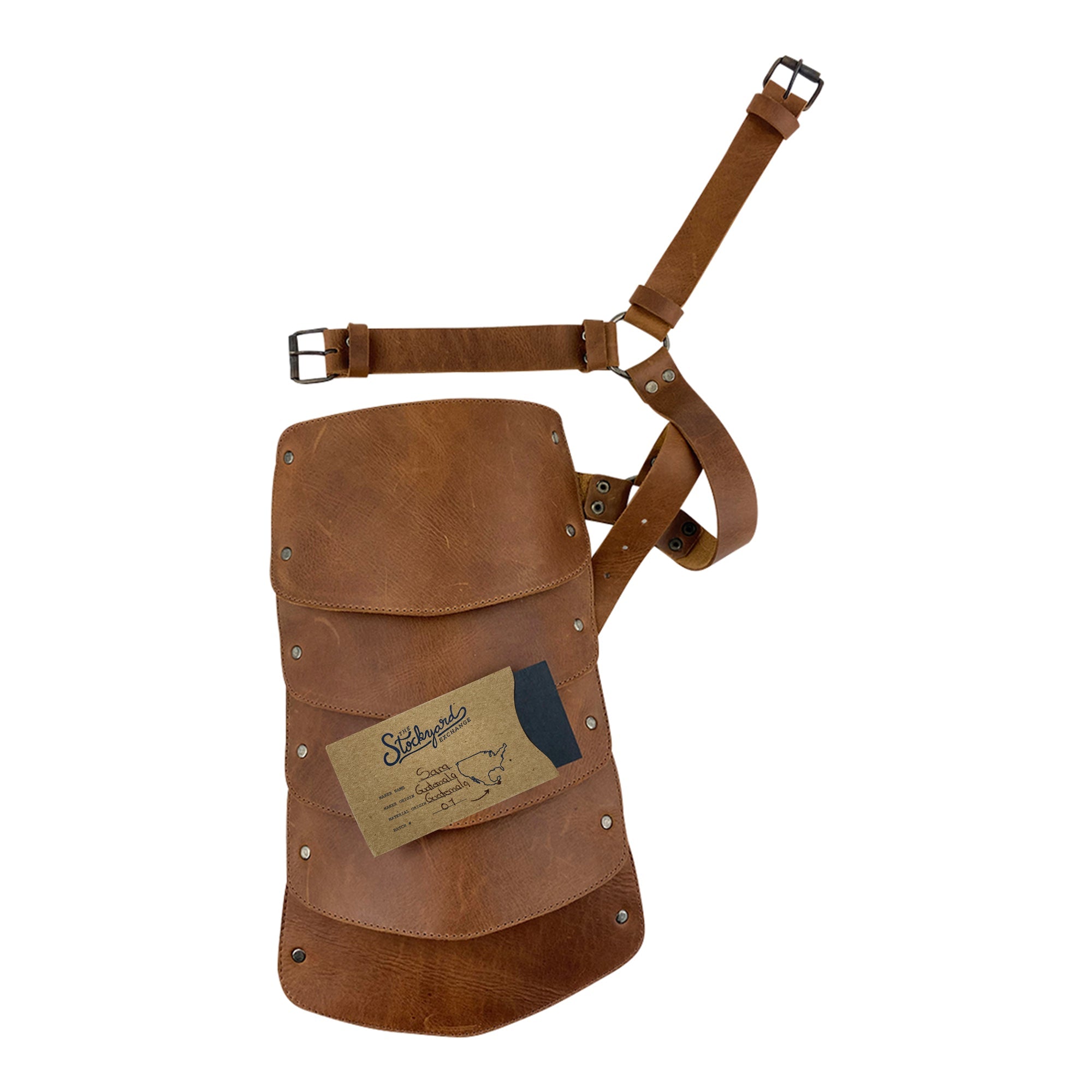 Showcasing the Hide & Play Single Shoulder Cover's unique leather texture, this image features an adjustable arm shield ideal for cosplay and Renaissance festivals. Crafted from durable full grain leather, it includes a chest and back belt for a comfortable fit. Made in La Antigua Guatemala, it embodies artisan craftsmanship.