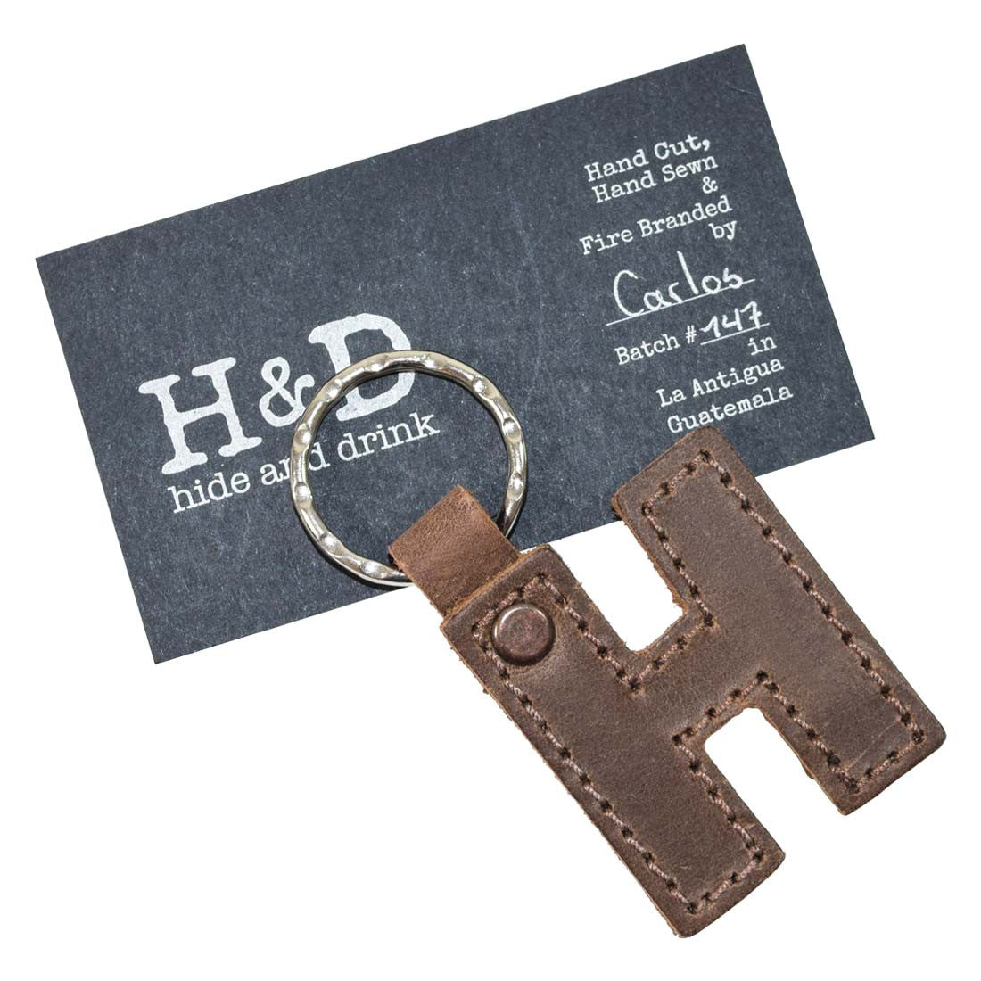Charming 'L' Alphabet Letter Keychain by Hide & Drink, showcasing a thick leather design. A perfect gift for personalizing your keys, handcrafted in La Antigua Guatemala.
