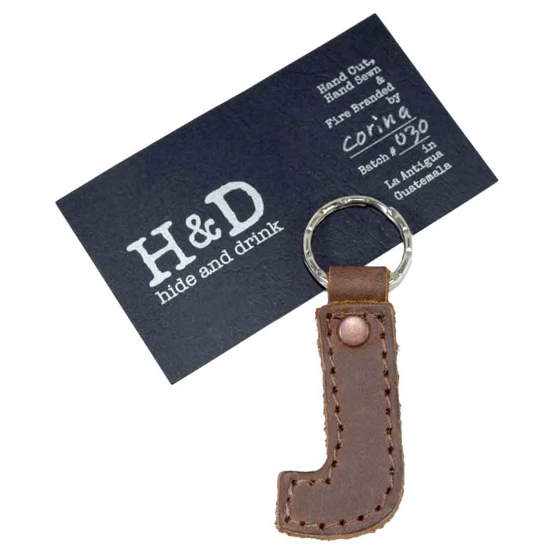 Beautiful 'O' thick leather Alphabet Letter Keychain by Hide & Drink, showcasing artisan craftsmanship. Ideal for personalizing your keyring, made in La Antigua Guatemala.