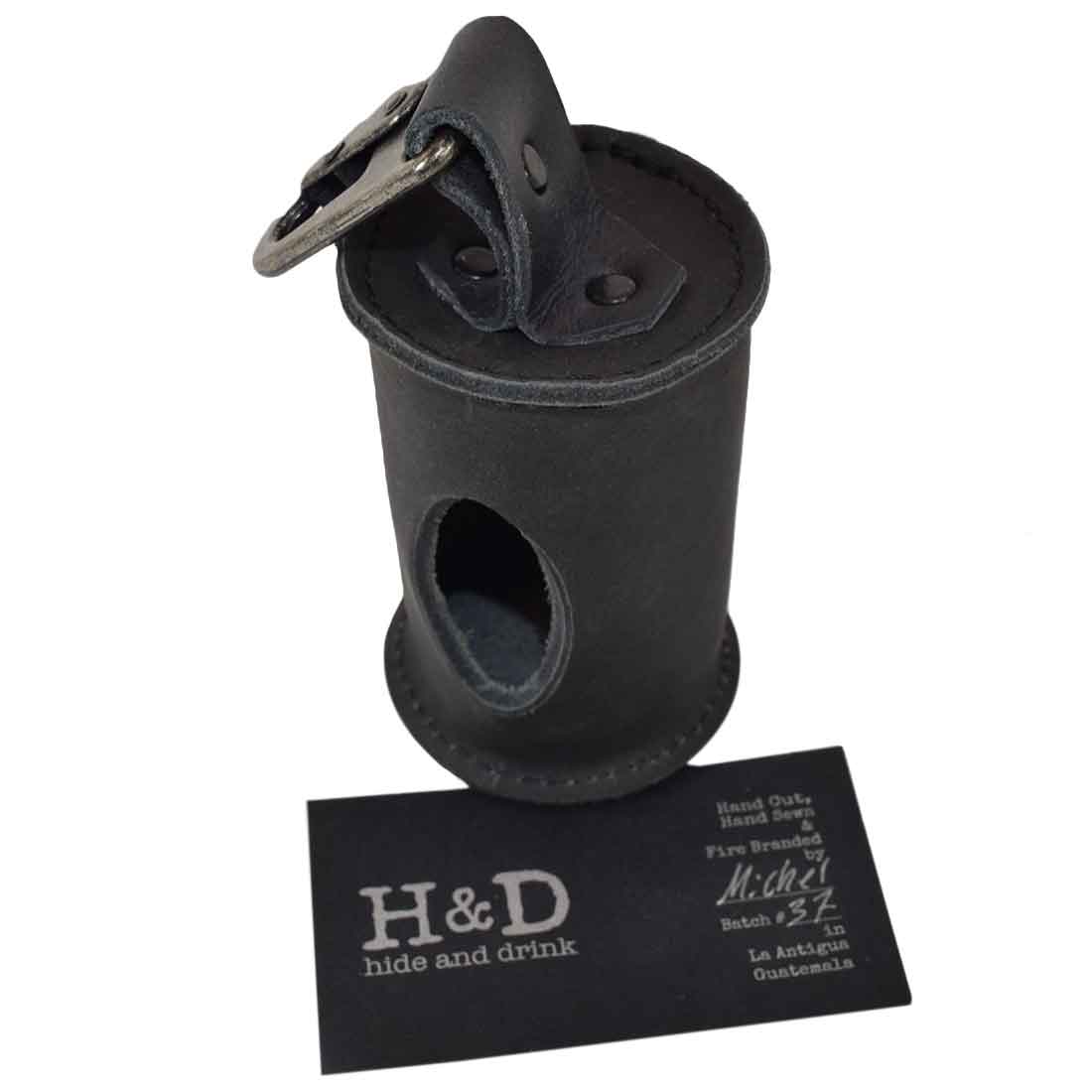 Dimensions illustration of the Hide & Drink Doggie Bag Dispenser, crafted from thick full grain leather. This stylish and durable poop bag holder, designed for dog walkers, features a brass metal clip and is handmade in La Antigua Guatemala.