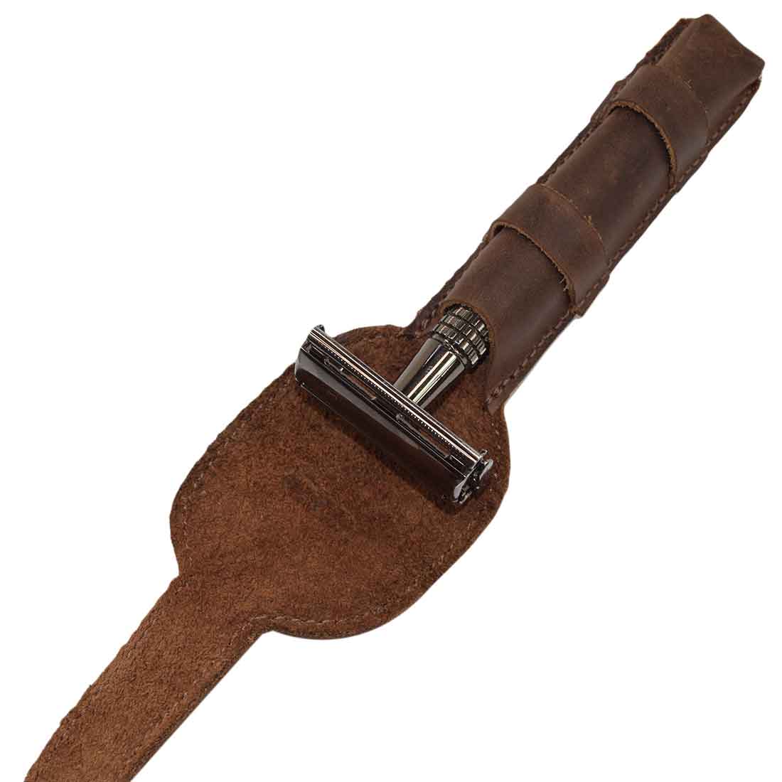 The Edge Safety Razor Protective Case by Hide & Drink offers a stylish full grain leather pouch, perfect for storing your double edge safety razor. Experience the craftsmanship with this hand cut and hand sewn product made in La Antigua Guatemala in small batch production.